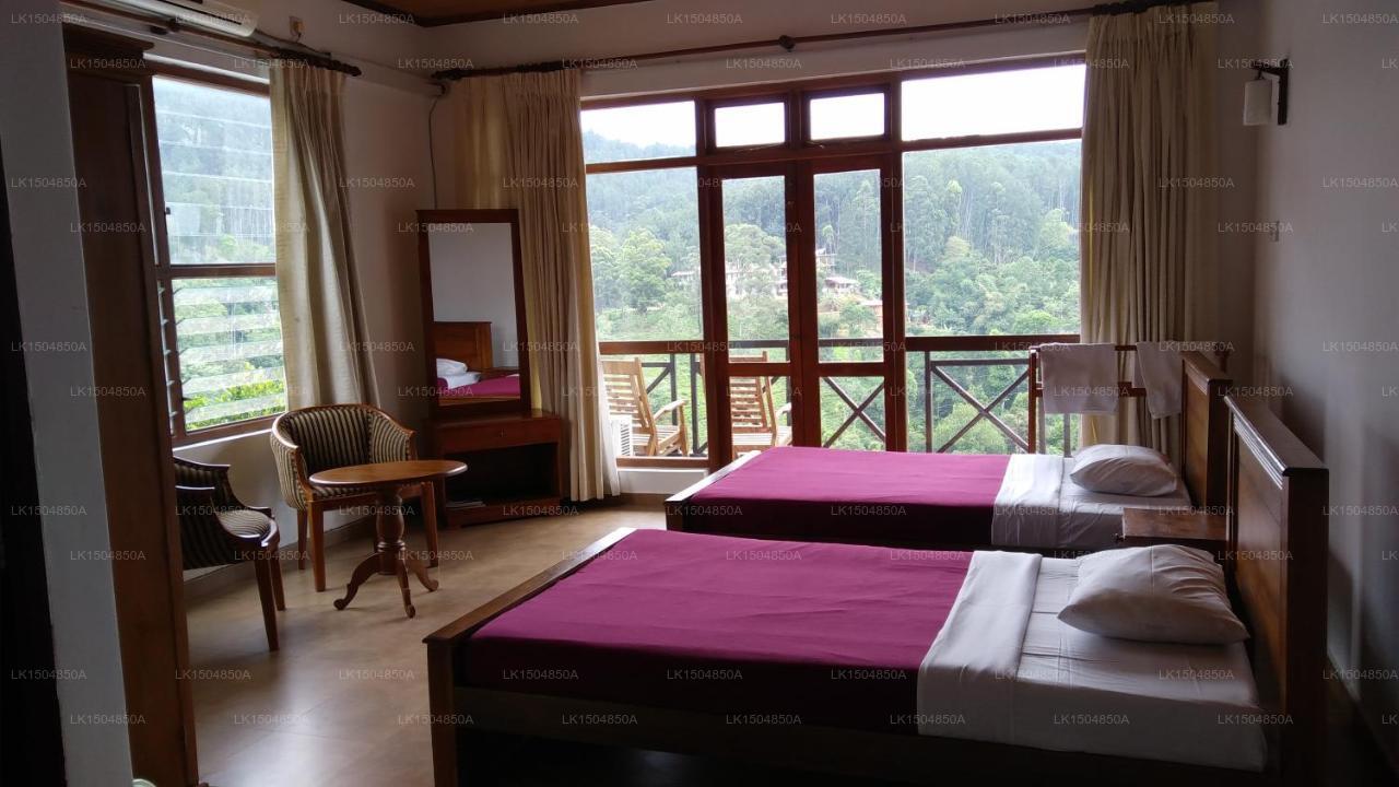 Hotel Alta Vista, Ella