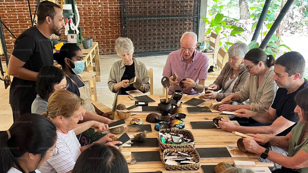 Praktiska kokosnöts- och bambuhantverksupplevelser från Sigiriya