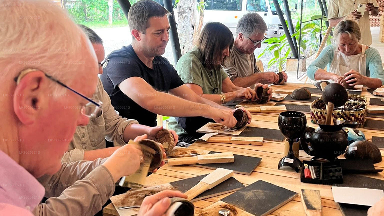 Praktiska kokosnöts- och bambuhantverksupplevelser från Sigiriya