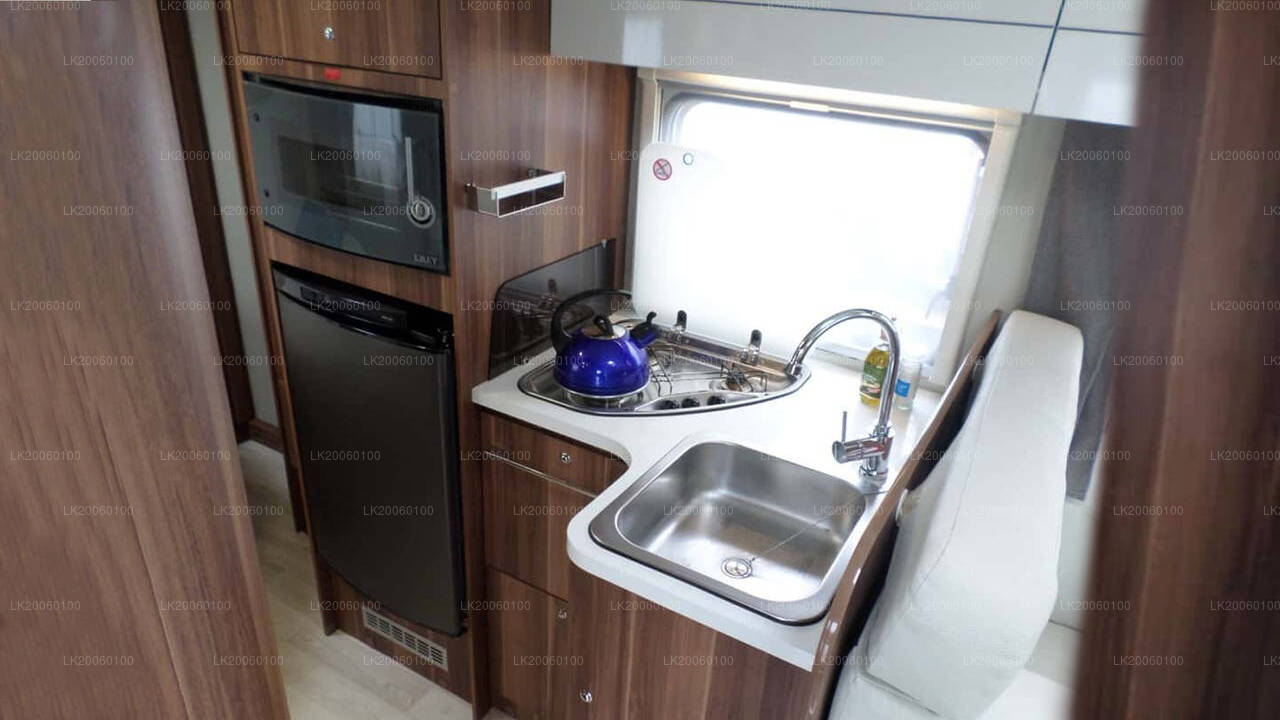 Chauffördriven husbilsuthyrning (Roller Team Zefiro 269P)