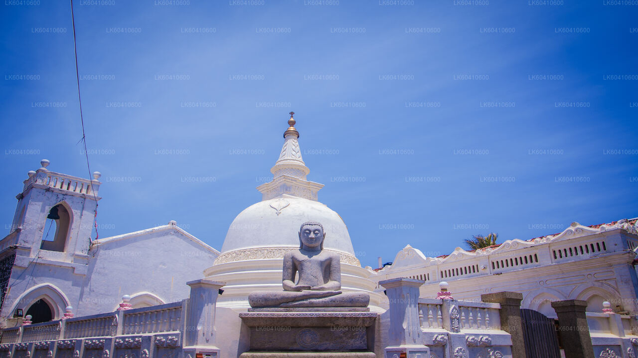 Dolda tempel och avskilda kustlinjer från Unawatuna