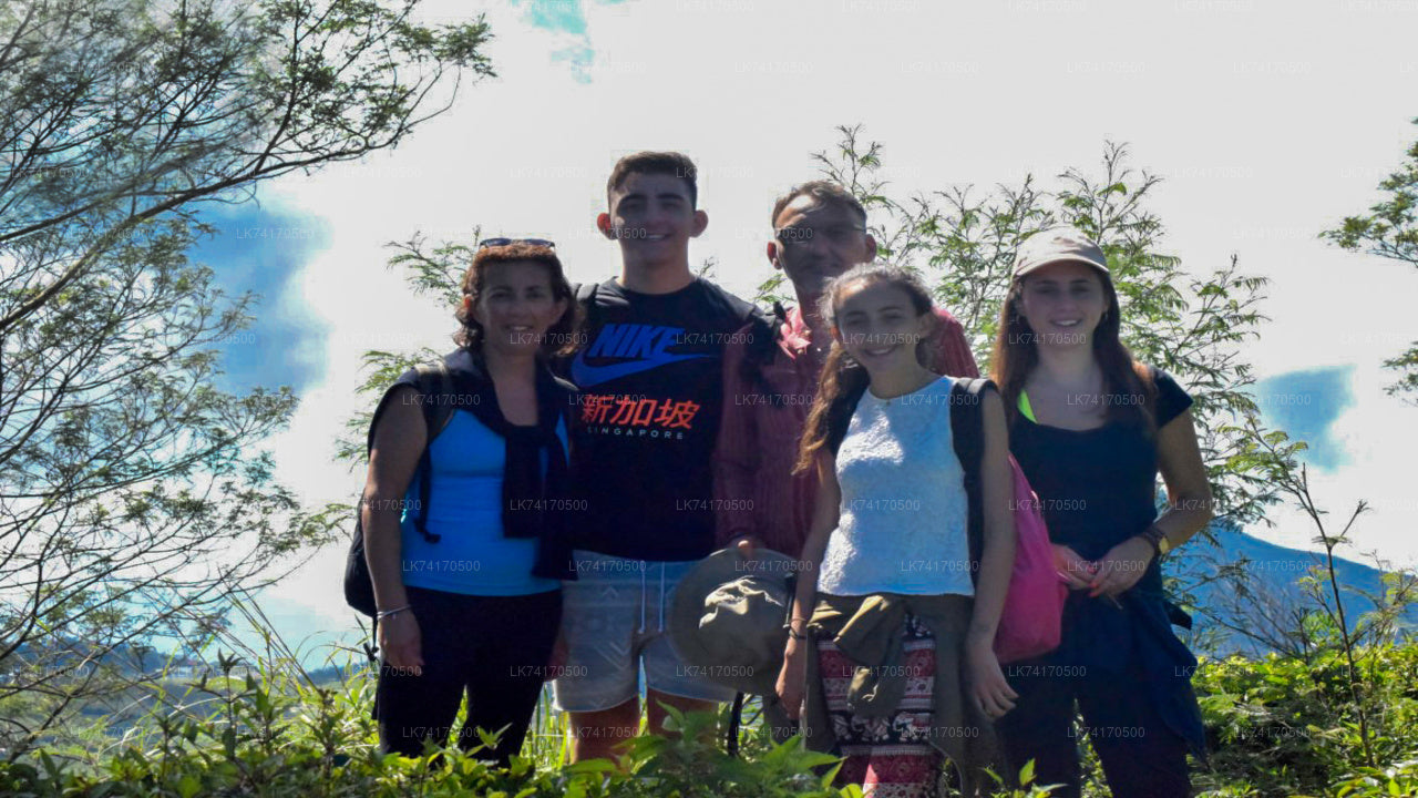 Vandring till Heeloya Village från Kandy